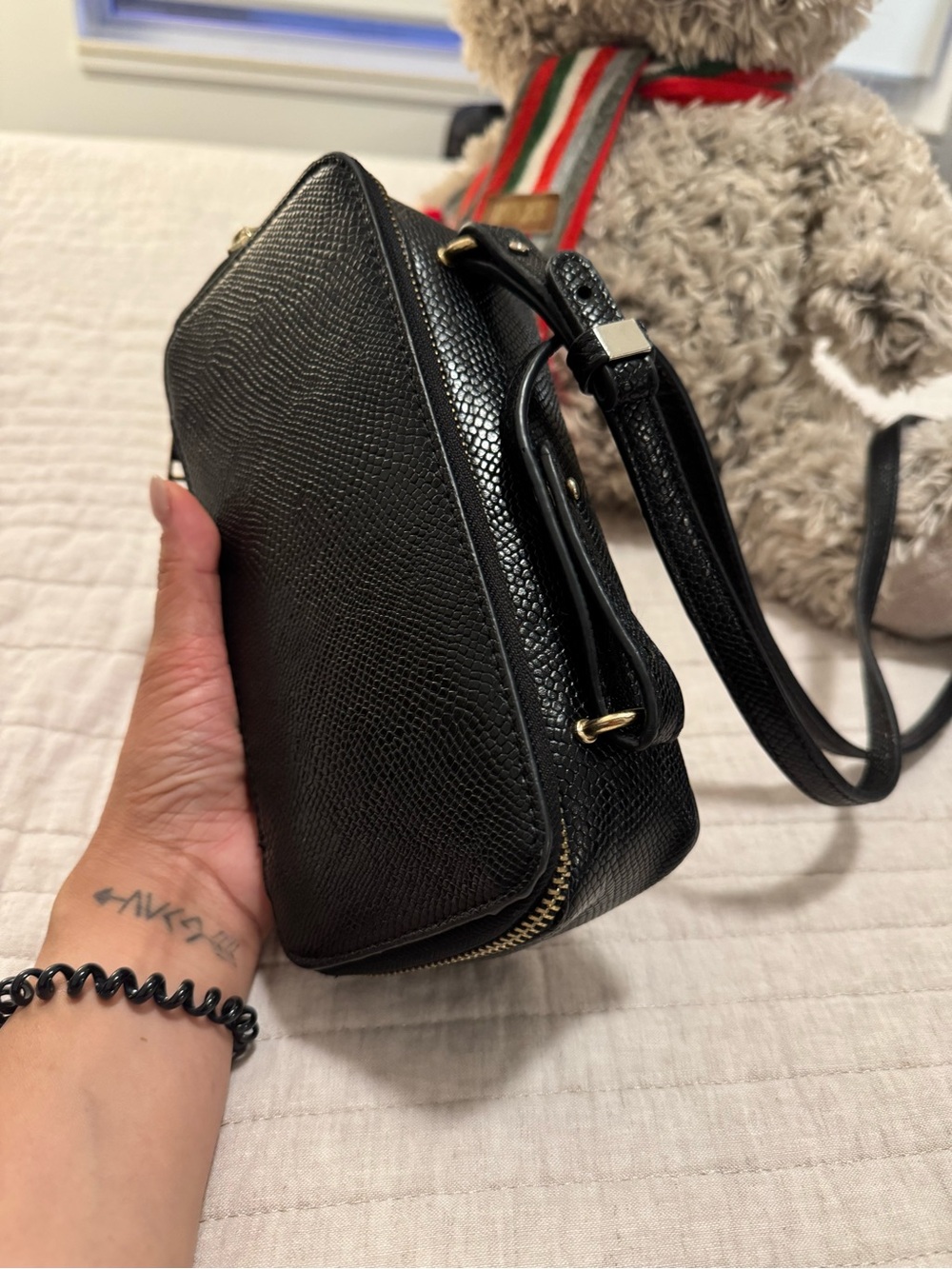 Classic Black Leather Crossbody Bag - Sleek Everyday Shoulder Bag